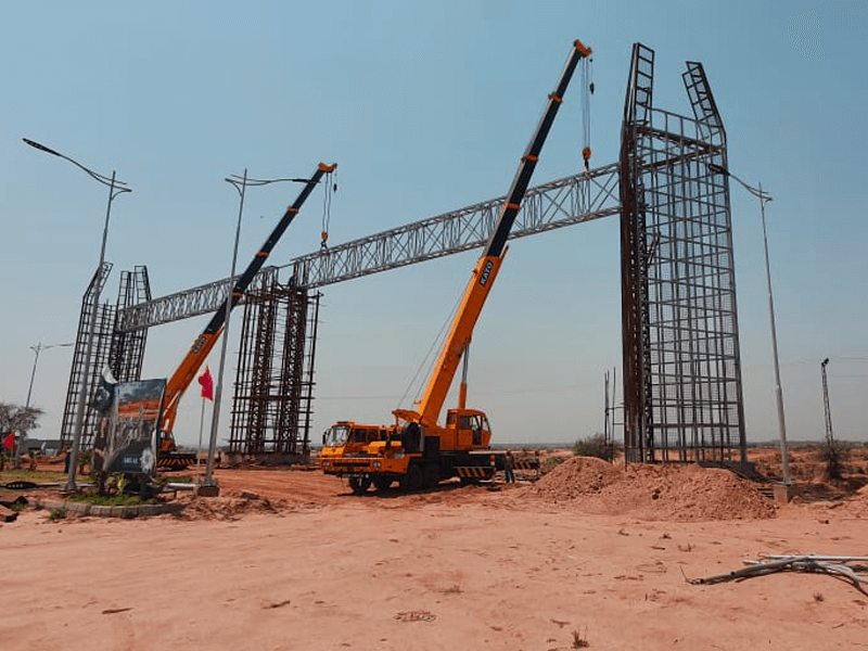 Erection of center pieces for Gate 3